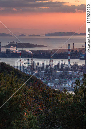 日本岡山縣倉敷市,水島工業園區及從水島展望台眺望鷲羽山天際線的日落景色 日本岡山縣倉敷市,水島工業園區及從水島展望台眺望鷲羽山天際線的日落景色 135928910