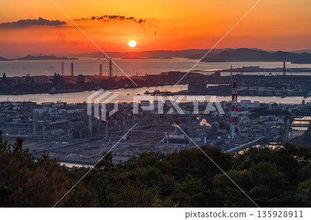 日本岡山縣倉敷市,從水島展望台眺望水島工業園區及鷲羽山天際線的日落美景 日本岡山縣倉敷市,從水島展望台眺望水島工業園區及鷲羽山天際線的日落美景 135928911