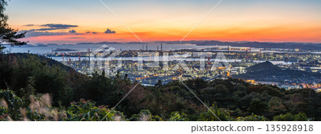 日本岡山縣倉敷市，水島工業園區及從水島展望台眺望鷲羽山天際線的日落景色 135928918