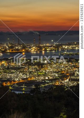 日本岡山縣倉敷市鷲羽山天際線上,從水島展望台眺望水島工業園區的夜景 日本岡山縣倉敷市鷲羽山天際線上,從水島展望台眺望水島工業園區的夜景 135928921