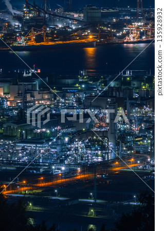 日本岡山縣倉敷市鷲羽山天際線上，從水島展望台眺望水島工業園區的夜景 135928932