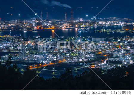 日本岡山縣倉敷市鷲羽山天際線上,從水島展望台眺望水島工業園區的夜景 日本岡山縣倉敷市鷲羽山天際線上,從水島展望台眺望水島工業園區的夜景 135928936