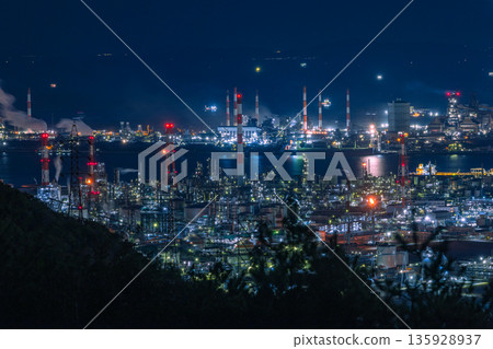 日本岡山縣倉敷市鷲羽山天際線上,從水島展望台眺望水島工業園區的夜景 日本岡山縣倉敷市鷲羽山天際線上,從水島展望台眺望水島工業園區的夜景 135928937
