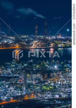 日本岡山縣倉敷市鷲羽山天際線上，從水島展望台眺望水島工業園區的夜景 135928943