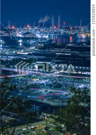 日本岡山縣倉敷市龜島山花綠丘公園夜景:水島工業園區 日本岡山縣倉敷市龜島山花綠丘公園夜景:水島工業園區 135928954
