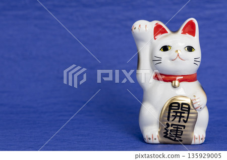 藍色背景上的招財貓：象徵著生意興隆和繁榮昌盛。 135929005