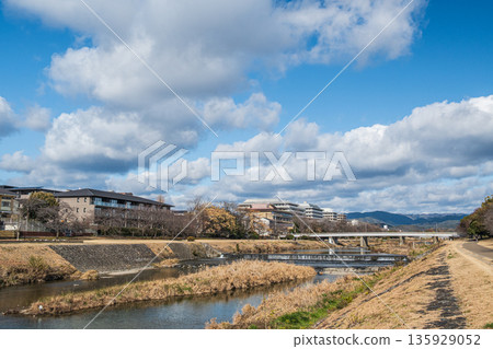 京都鴨川的冬季景色 京都鴨川的冬季景色 135929052