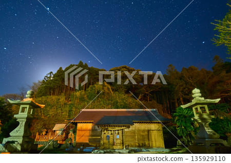 春天，島根縣松江市島根町的加賀神社，以及西北方向夜空中的繁星。 135929110