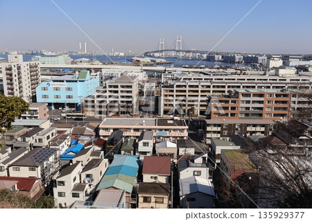 The observation deck at Minato Mirai Park offers a panoramic view of Yokohama Port, the Bay Bridge, and Shin-Yamashita. 135929377