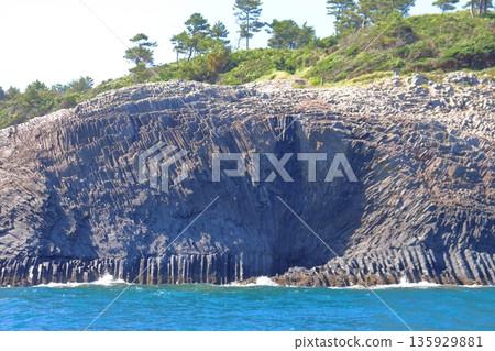 Columnar joints created by the erosion of waves (Nanatsugama, Karatsu City, Saga Prefecture) 135929881