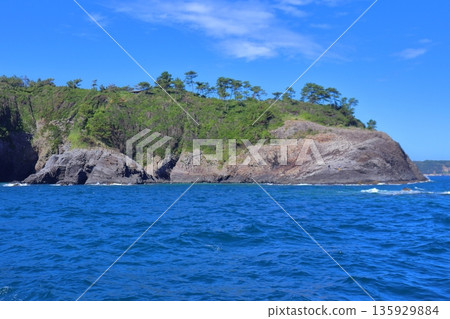 Columnar joints created by the erosion of waves (Nanatsugama, Karatsu City, Saga Prefecture) 135929884