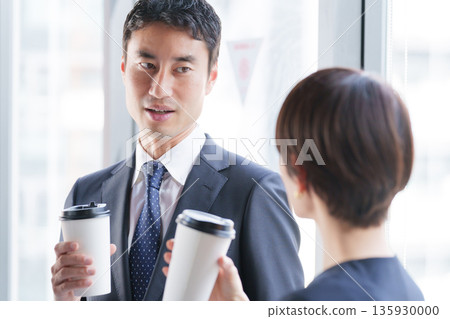 商人喝酒休息 135930000