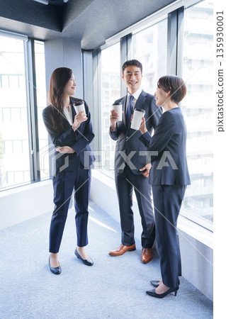 Businessmen taking a break and drinking 135930001
