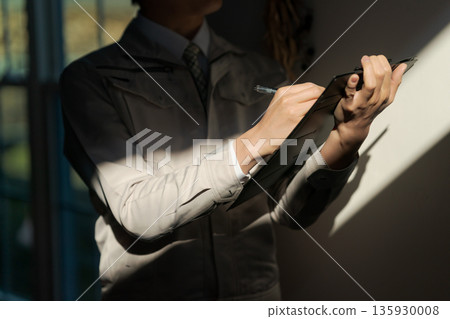 工作服中的男性身體部位 工作服中的男性身體部位 135930008