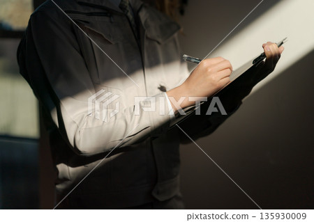 工作服中的男性身體部位 工作服中的男性身體部位 135930009