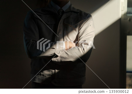 工作服中的男性身體部位 工作服中的男性身體部位 135930012