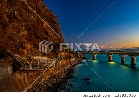 黎明前從奧突海岸眺望富士山 135930030