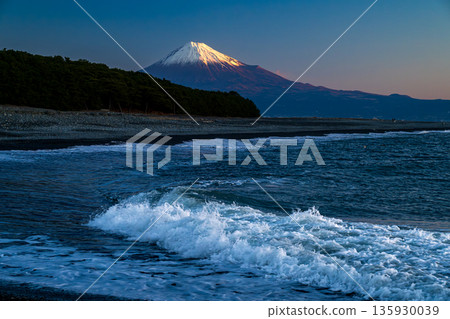 Red Fuji and waves seen from Miho no Matsubara 135930039