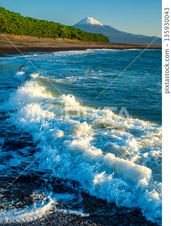 Waves crashing on Miho no Matsubara and Mount Fuji Waves crashing on Miho no Matsubara and Mount Fuji 135930043