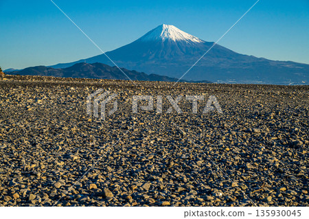 遠處富士山映襯著美保海灘的礫石灘。 遠處富士山映襯著美保海灘的礫石灘。 135930045