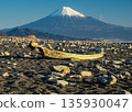 Driftwood washed up on the sandy beach of Miho Beach and Mount Fuji 135930047