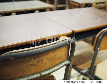 小學教室裡的一張課桌 135930073