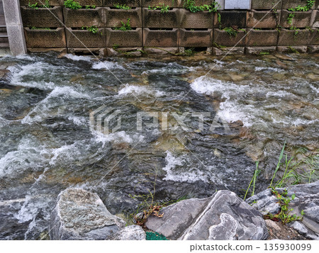 It is a valley with strong currents. It is a valley with strong currents. 135930099
