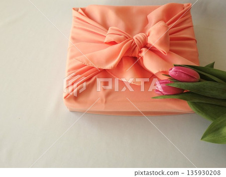 手繪紀念品包裹在furoshiki 手繪紀念品包裹在furoshiki 135930208