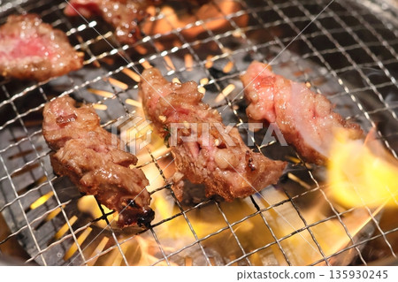 Japanese black beef grilled meat (medium-sized ribs) 135930245
