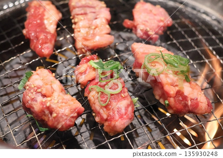 Japanese black beef grilled meat (medium-sized ribs) Japanese black beef grilled meat (medium-sized ribs) 135930248