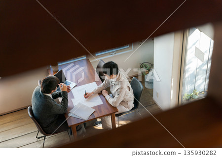 兩名男子正在查看文件並開會 135930282