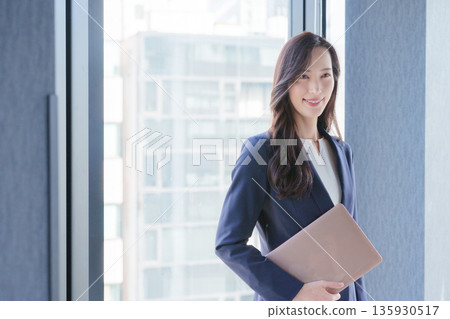 一位手持電腦的女商人 135930517