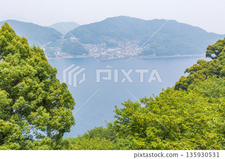 夏季從位於三重縣熊野市的世界遺產鬼城（城堡遺址）眺望的景色 135930531