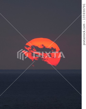 太陽從海上升起 太陽從海上升起 135930791