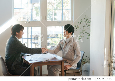 握手的商務人士 握手的商務人士 135930870