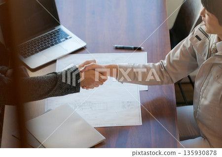 握手的商務人士 握手的商務人士 135930878
