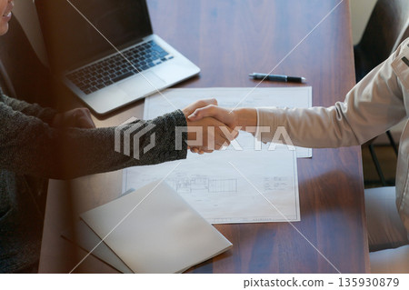 握手的商務人士 握手的商務人士 135930879