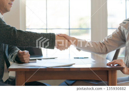 握手的商務人士 握手的商務人士 135930882