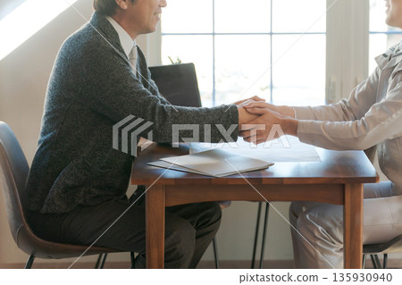 握手的商務人士 135930940