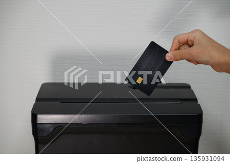 雙手用碎紙機銷毀信用卡 135931094