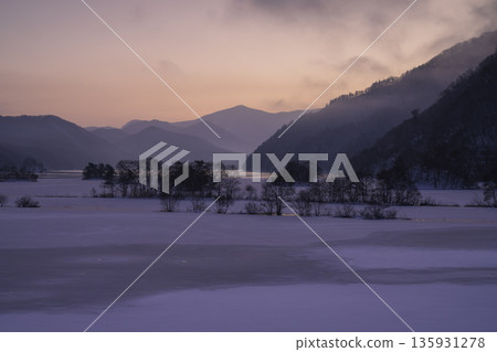 Lakeside on a cold winter morning Lakeside on a cold winter morning 135931278