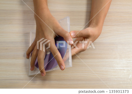 從空中俯瞰，雙手打開了CD盒 135931373