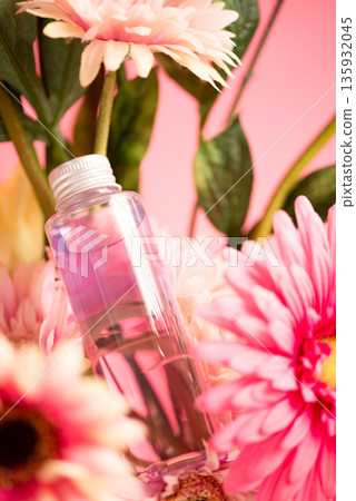 非洲菊和塑膠化妝品瓶 非洲菊和塑膠化妝品瓶 135932045
