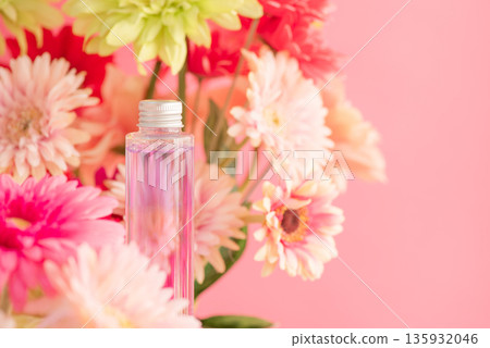 Cute skin care image of gerbera flowers and cosmetic bottles Cute skin care image of gerbera flowers and cosmetic bottles 135932046