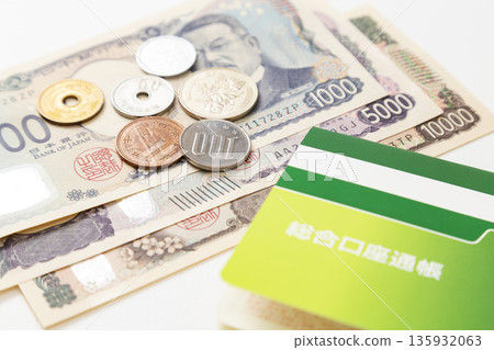 白色背景上的存摺和現金 白色背景上的存摺和現金 135932063