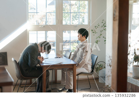 兩個男人遇到麻煩 135932286