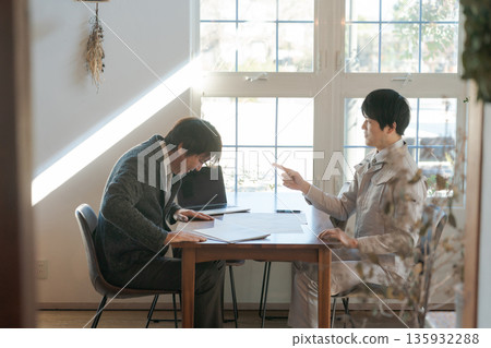 兩個男人遇到麻煩 兩個男人遇到麻煩 135932288