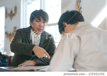 兩個男人遇到麻煩 兩個男人遇到麻煩 135932293