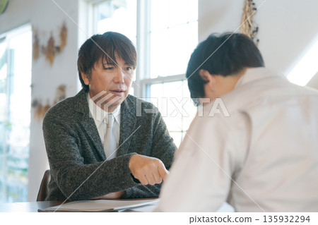 兩個男人遇到麻煩 兩個男人遇到麻煩 135932294