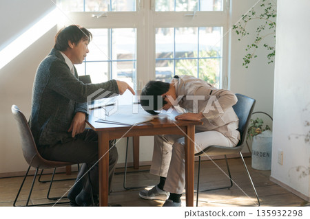 兩個男人遇到麻煩 兩個男人遇到麻煩 135932298